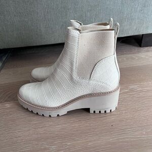 Dolce Vita Maddie Cream Faux Croc Lug Sole Boots Booties 6.5